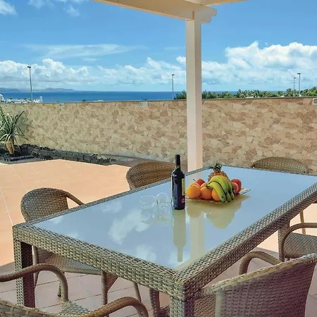 Playa Blanca Sleeps 6 Air Con Wifi Vila