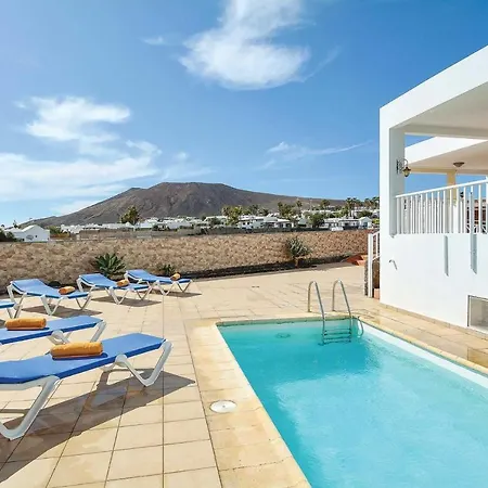 Playa Blanca Sleeps 6 Air Con Wifi Vila